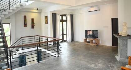 Wind Villa - Luxury 3-bedroom Villa with WiFi and AC in Weligama
