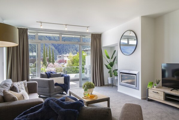 Smart TV, fireplace