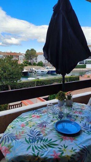 Outdoor dining - St Cyprien: Serenity and relaxation with a view of the marina (Saint-Cyprien)