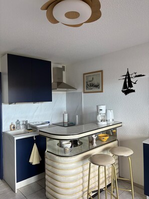 Fridge, microwave, coffee/tea maker, electric kettle - St Cyprien: Serenity and relaxation with a view of the marina (Saint-Cyprien)