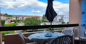 Outdoor dining - St Cyprien: Serenity and relaxation with a view of the marina (Saint-Cyprien)