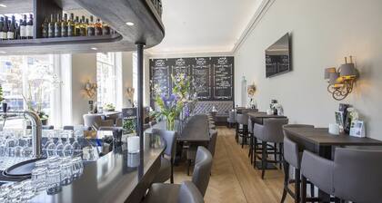Charming Stay with Onsite Dining Near Coastal Trails and Town Squares! Breakfast