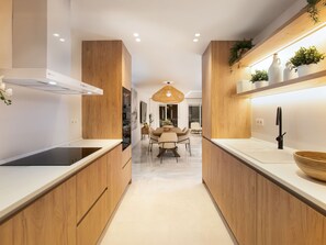 Fridge, oven, dishwasher, cookware/dishes/utensils