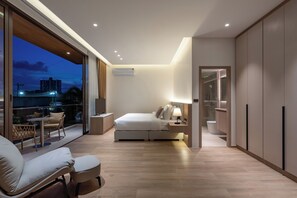 8 bedrooms, iron/ironing board, WiFi, bed sheets