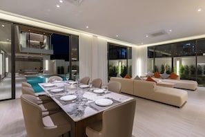 Dining - New Pool Villa 8BR/16 Persons/Sauna/Pool Table/Gym/Dart Games/EV Charger (Muang Pattaya)