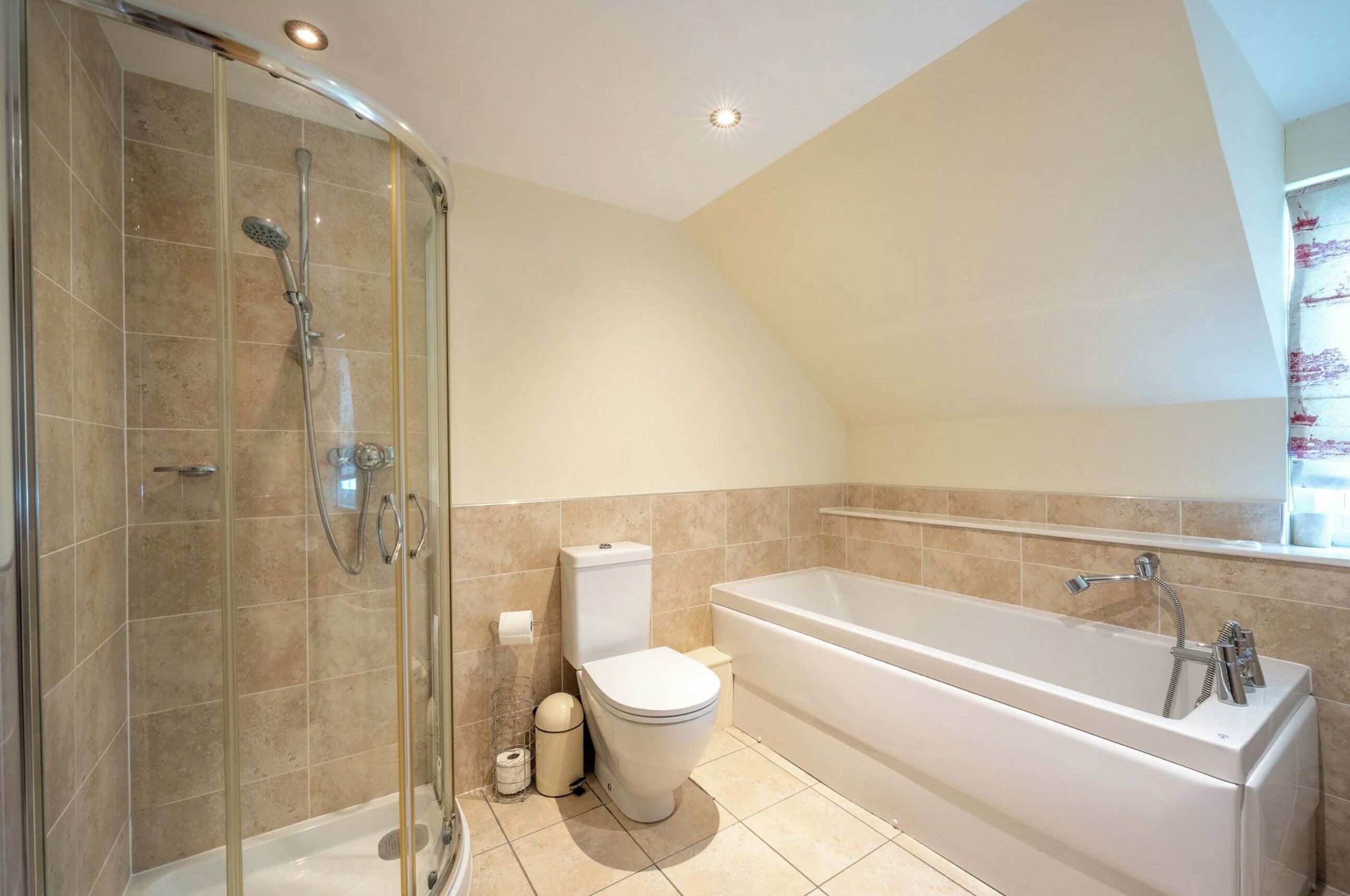 淋浴设施、吹风机、毛巾、肥皂