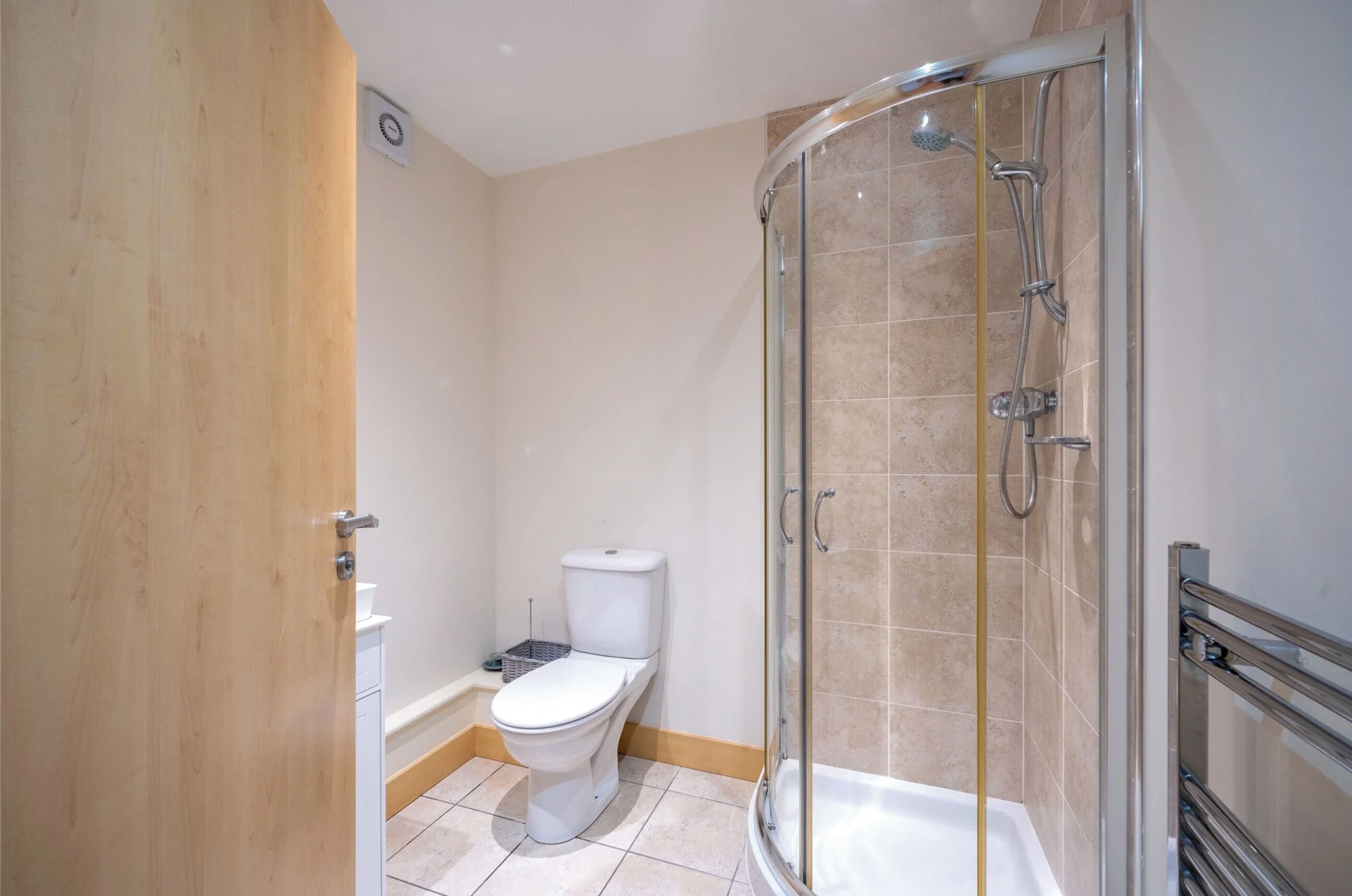 Une salle de bain avec douche, toilettes et baignoire.