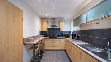 Mikrobølgeovn, ovn, kokeplater og oppvaskmaskin