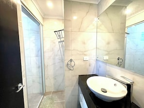 Douche, serviettes fournies, savon, papier toilette