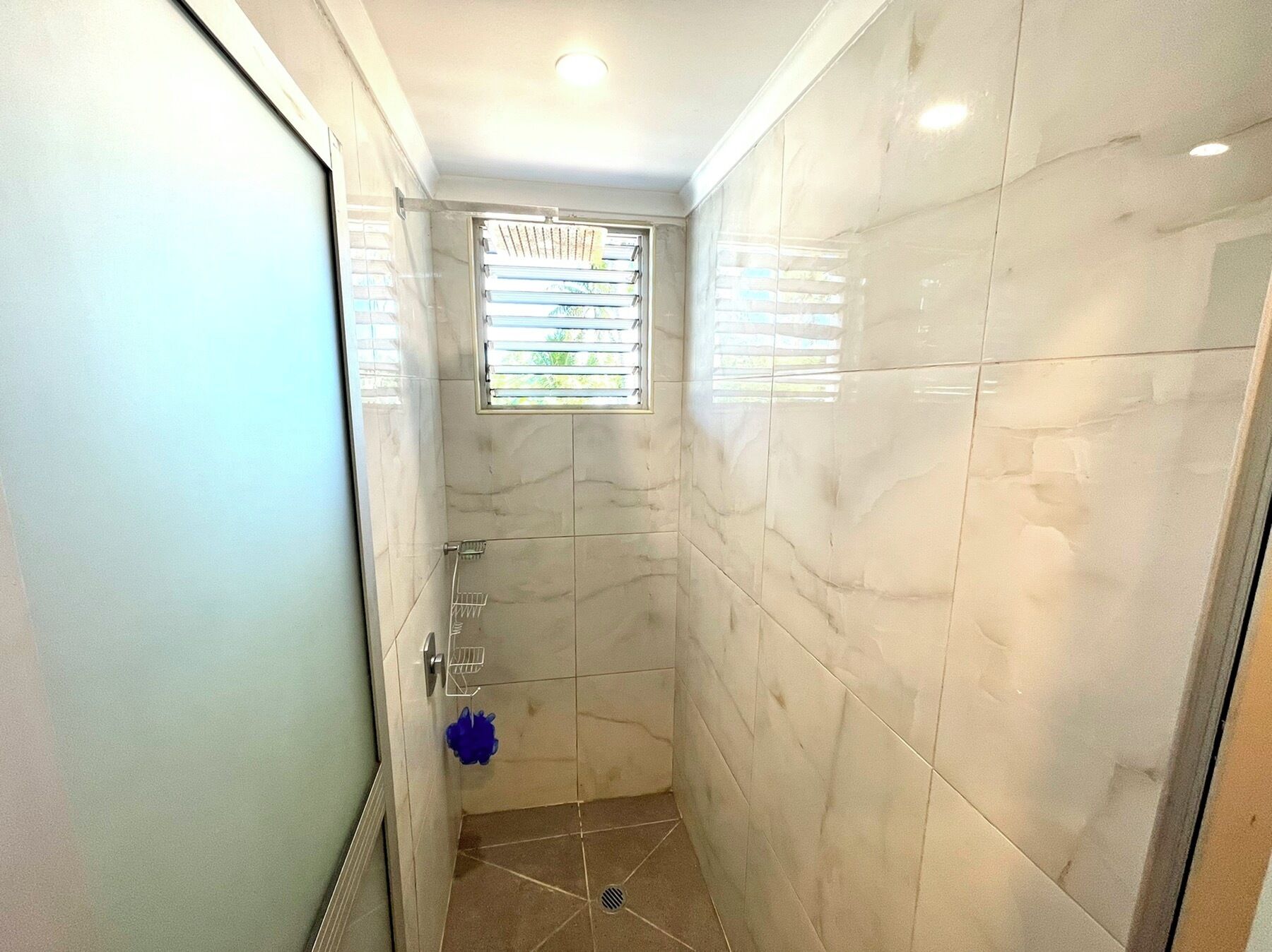 Regadera, toallas, jabón, papel de baño 