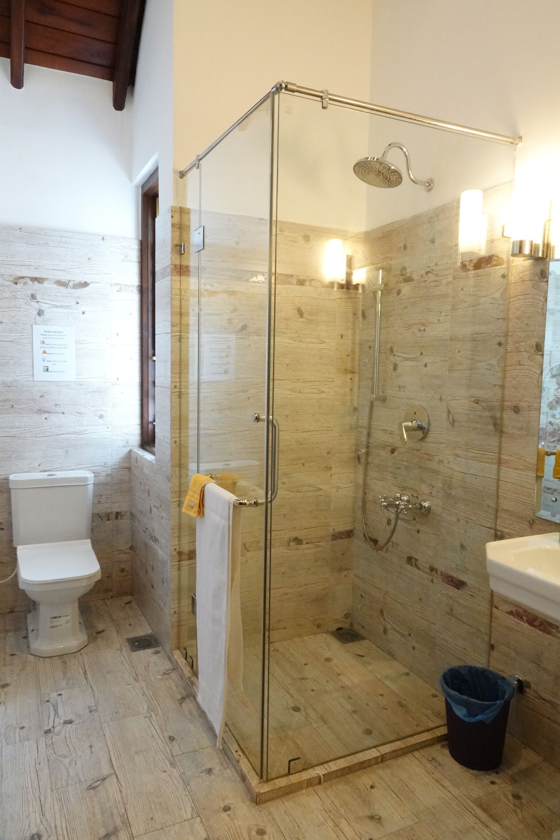 Habitación doble | Baño | Ducha, secador de pelo, bidé y toallas