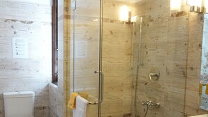 Double Room | Bilik Mandi | Pancuran mandi, pengering rambut, bidet, tuala disediakan 