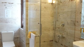 Habitación doble | Baño | Ducha, secador de pelo, bidé y toallas