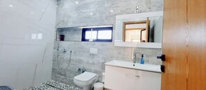 Sèche-cheveux, serviettes fournies