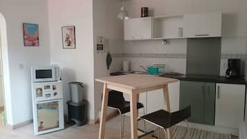Geladeira, micro-ondas, cooktop, cafeteira/chaleira