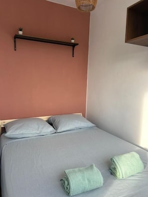 1 chambre, fer et planche Ă repasser, Wi-Fi gratuit, draps fournis