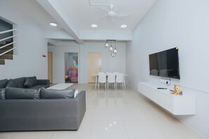 Smart TV - LOT 16 3-bedroom house in peaceful Ranau with WiFi, AC. Enjoy your stay (RANAU)