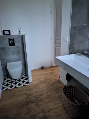 Secadora de cabello, toallas, papel de baño 