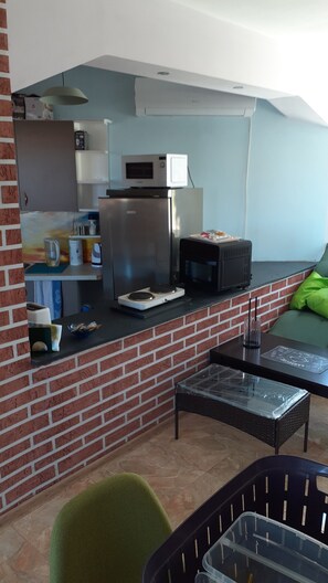 Microonde, forno, piano cottura, bollitore elettrico