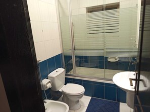 Ducha, bidé, toallas y jabón