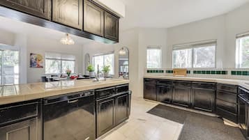 Een microgolfoven, een oven, een kookplaat, een vaatwasser