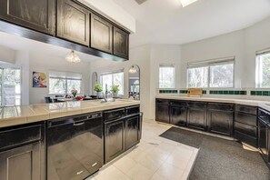 Mikrobølgeovn, ovn, kogeplade, opvaskemaskine