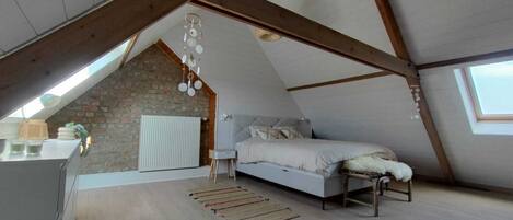 3 室のベッドルーム、デスク、WiFi (無料)、ベッドシーツ