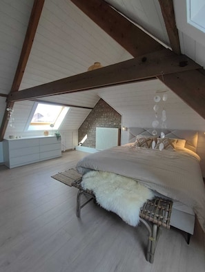 3 bedrooms, desk, free WiFi, bed sheets
