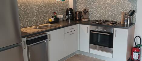 Frigorifero, microonde, forno, piano cottura