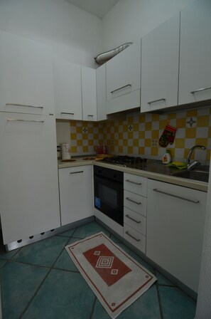 Kühlschrank, Ofen, Herdplatte, Kochgeschirr/Geschirr/Besteck