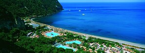A resort with multiple swimming pools, a beach, and a mountainous backdrop. - Apartment surrounded by nature within walking distance of free hot springs (Campania)