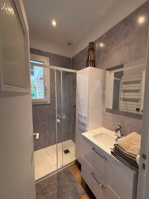 Towels, toilet paper - SUPERB NEW 2-BEDROOM HOUSE WITH GARDEN PETANQUE-50 METRES FROM THE BEACH (La Teste-de-Buch)