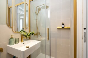Shower, hair dryer, towels, shampoo