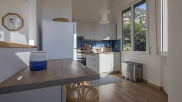 Frigorifero, forno, piano cottura, lavastoviglie