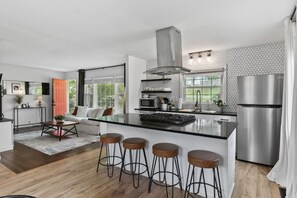 Réfrigérateur, micro-ondes, four, plaque de cuisson