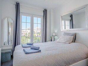 2 bedrooms, desk, iron/ironing board, WiFi