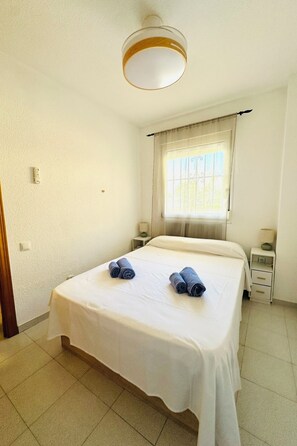2 bedrooms, desk, iron/ironing board, WiFi