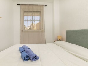 2 bedrooms, desk, Internet