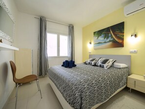 3 bedrooms, desk, Internet