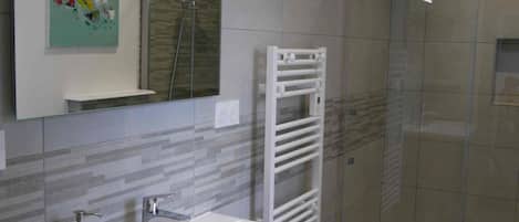Regadera, secadora de cabello, toallas, papel de baño