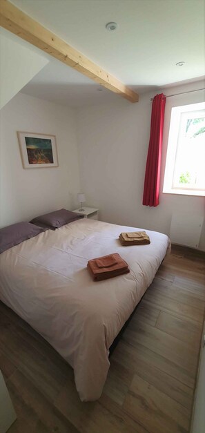 2 habitaciones, tabla de planchar con plancha y cuna de viaje 
