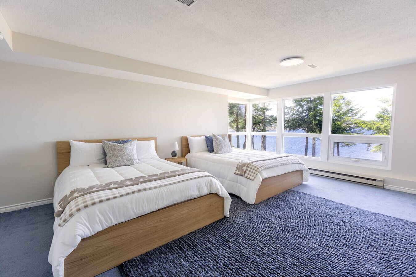 Desk, iron/ironing board, WiFi, bed sheets