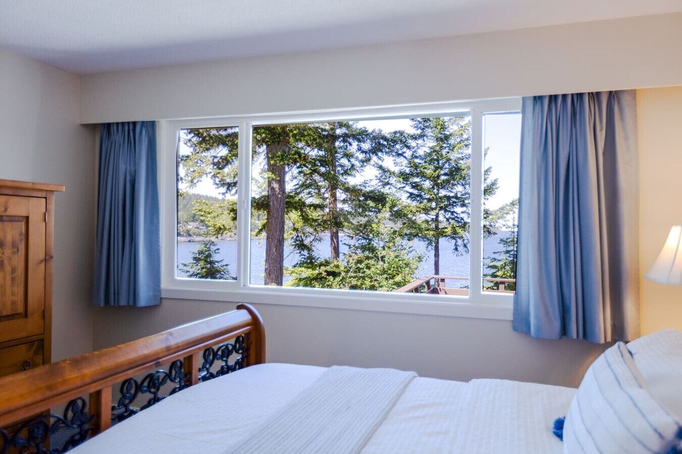 Desk, iron/ironing board, WiFi, bed sheets