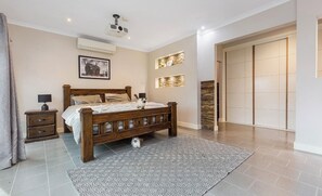 5 bedrooms, iron/ironing board, WiFi, bed sheets - Modern family home with pool (Carisbrook)