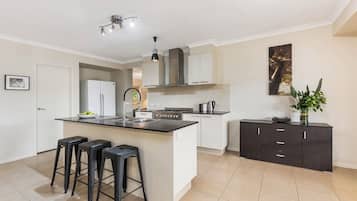 Micro-ondas, fogão, cooktop, lava-louças