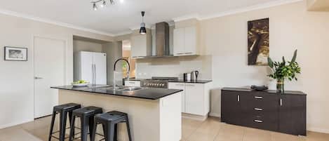 Mikrowelle, Ofen, Herdplatte, Geschirrspüler