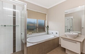 Een douche, een haardroger, handdoeken, zeep