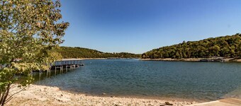*Dream Shore* Gorgeous Remodeled 2BR/2BA *Lake Front*