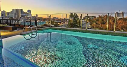 A Luxe Stay in Deep Ellum - Free Parking + Pool + Rooftop + King Bed + Walkable