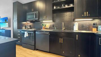 Een koelkast, een magnetron, een oven, een kookplaat